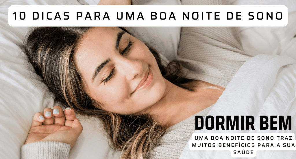 Jovem deitada na cama se esticando depois de dormir bem